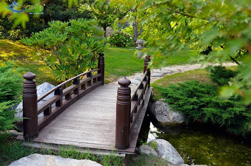 Cầu sân vườn có ý nghĩa gì trong thiết kế sân vườn 